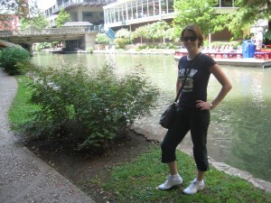 i am trying to copy the pose of the hooters girls (at rob's request)... i think i have to do more practice.